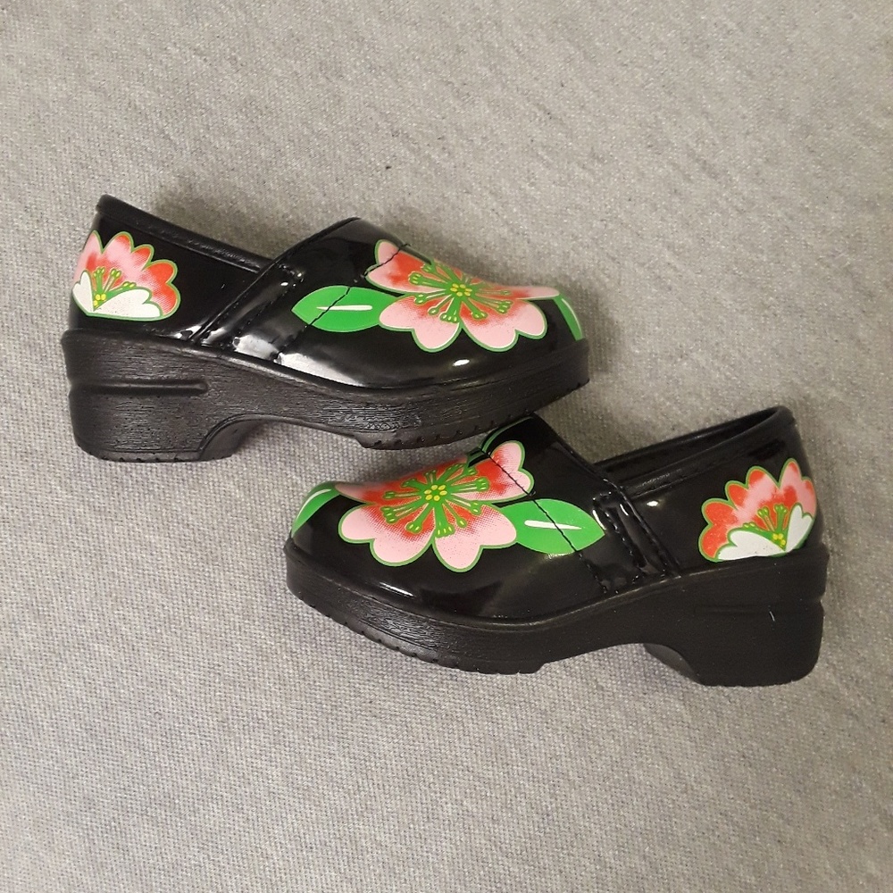 Girls Clogs - Picture 4 of 6